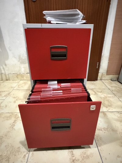 Kovová kartotéční skříň