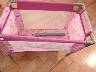 Postýlka pro panenku s panenkou