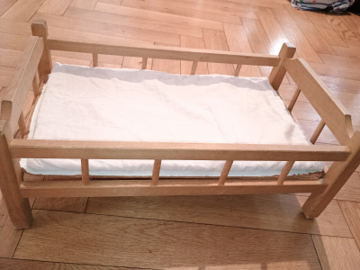 Postýlka na panenku s panenkou 2