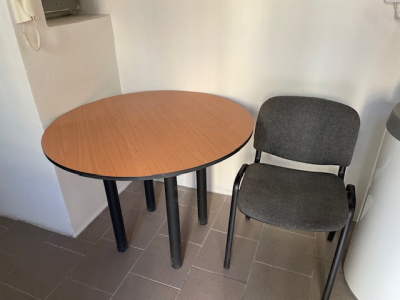 Kancelářský nábytek - stoly, židle 10ks, skříňky pořadače