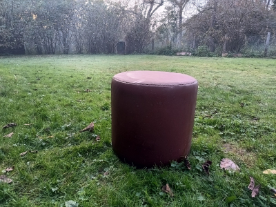 Retro koženkový taburet