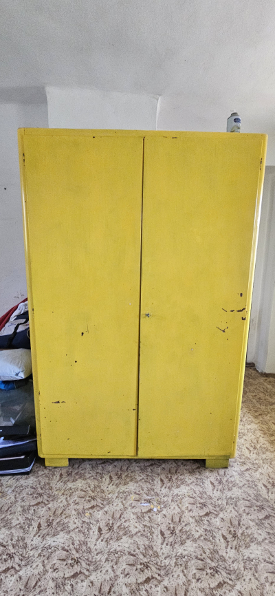 Skříň žlutá