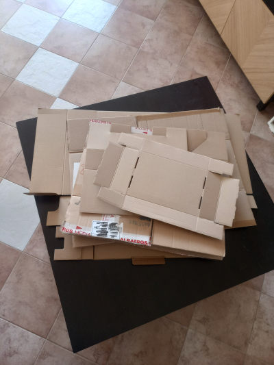 5 středních krabic