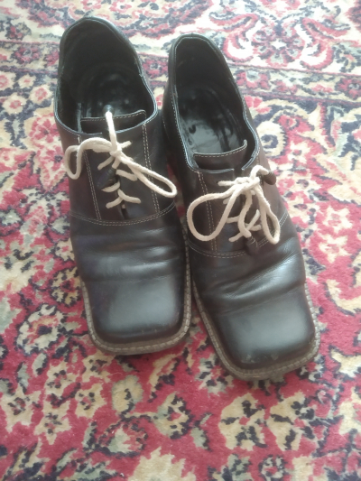 Černé polobotky prošívané bílou nití