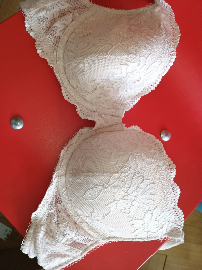 Podprsenka 34C.   75C