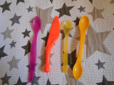 Lžičky,nožík pro děti.