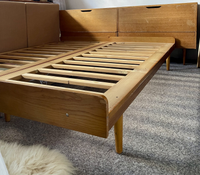 Dva svetle perinaky a tmave hneda postel/gauc MASIV