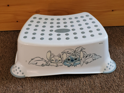 Stupínek k umyvadlu