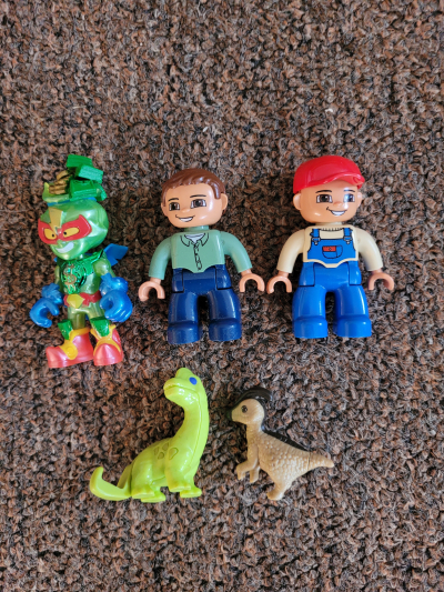 3 panáčci a 2 dinosauři