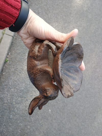 Těžká kovová miska