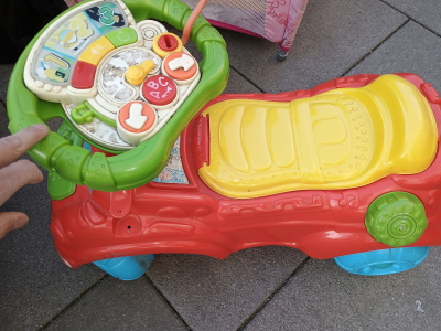 Odrážedlo pro prvky s úložným prostorem