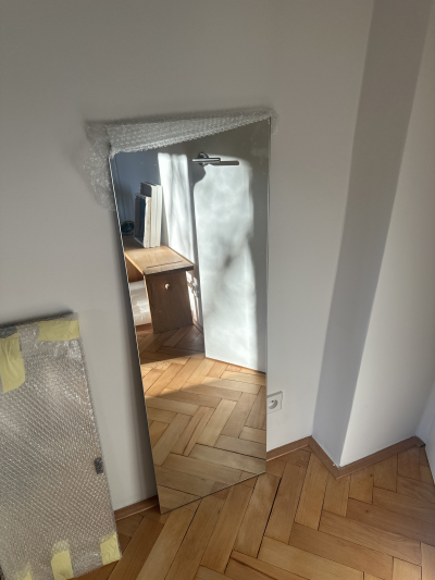 Daruji za odvoz zrcadlo s ustipnutym kouskem