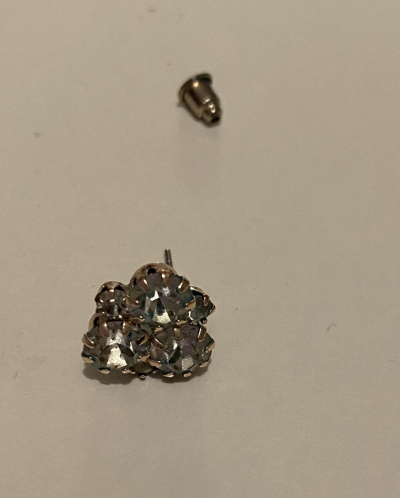 Nausnice - 2 pary a k tomu jeste jedna nausnice bez paru