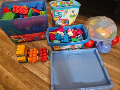 Hromada kostek a dílů MEGA BLOKS