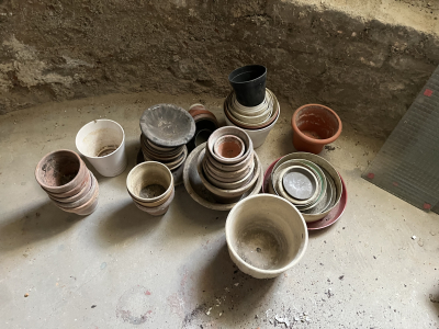 Keramické a plastové květináče