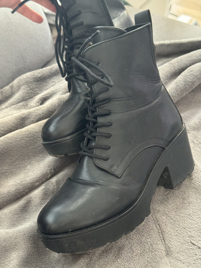 Černé kotníkové kozačky na podpatku 38