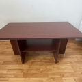 Daruji starší konferenční stolek s drobnými vadami