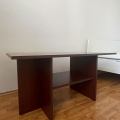 Starší konferenční stolek s drobnými vadami