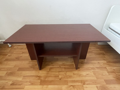 Starší konferenční stolek s drobnými vadami