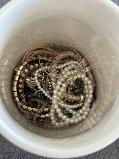 Staré šperky i s dózou