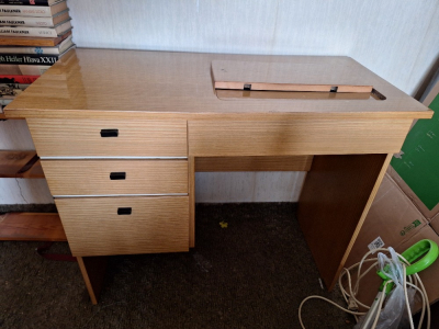 Stolní elektrický šicí stroj