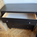Komoda IKEA, trochu poskrabana ale jinak ve slusnem stavu.