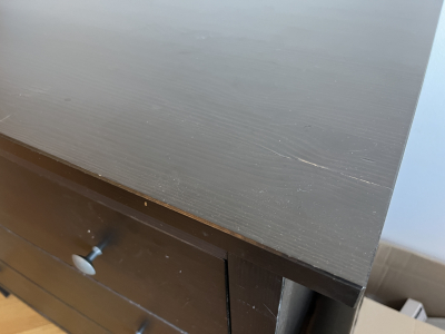 Komoda IKEA, trochu poskrabana ale jinak ve slusnem stavu.