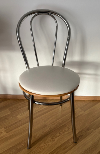 3 židle: výška sedáku 45cm, celková výška 85cm, šířka 40cm