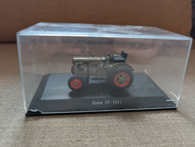 Model traktoru Zetor 25 (poškozený)
