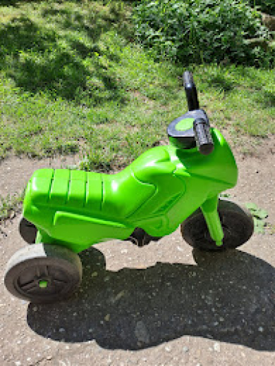 motorka zelená, dítě cca 1-3 roky