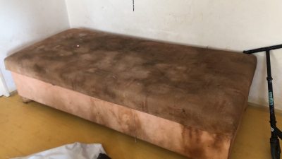 Silné znečištěná Valenda od psa mírně zapáchající na rozstip