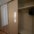 Velká šatní skříň se zrcadlem