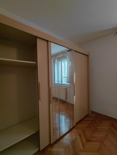 Velká šatní skříň se zrcadlem
