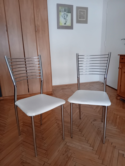 2 židle a sušák do sprchového koutu