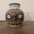 Kulatá keramická váza s ornamenty