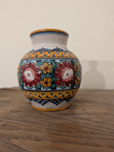 Kulatá keramická váza s ornamenty