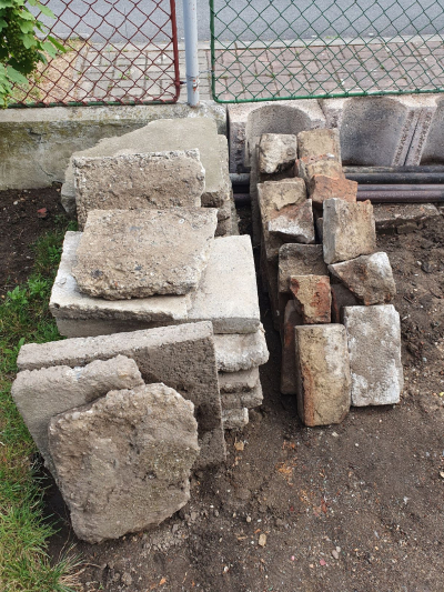 Stará betonová dlažba 50x50