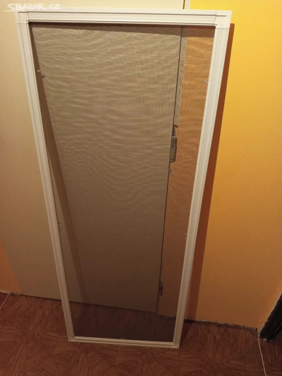 Síť proti hmyzu do okna