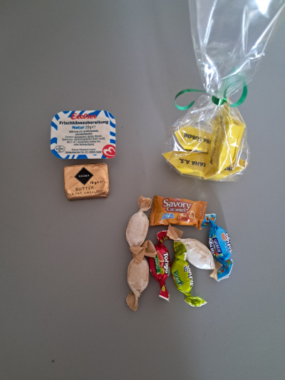 2 máslíčky, bonbony, karamelky