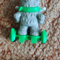 Hračka - sloník na hoverboardu.