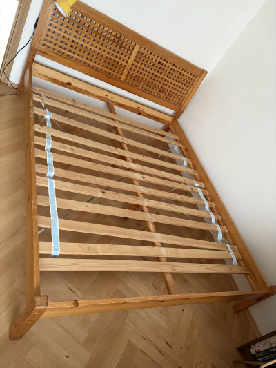 Postel s roštem