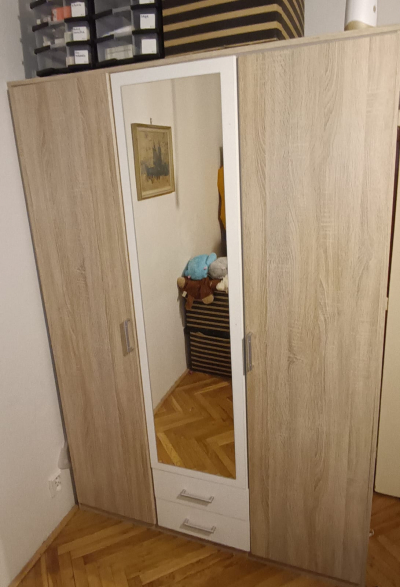 Daruji šatní skříň
