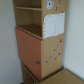 Starší nábytek, knihovnička, menší skříňka a křeslo.