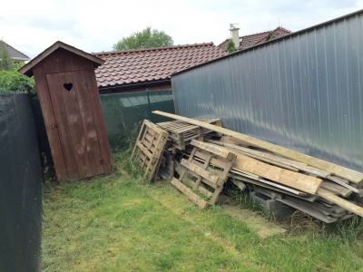 Drevena bouda - kadibudka, prkna ze stavby, palety