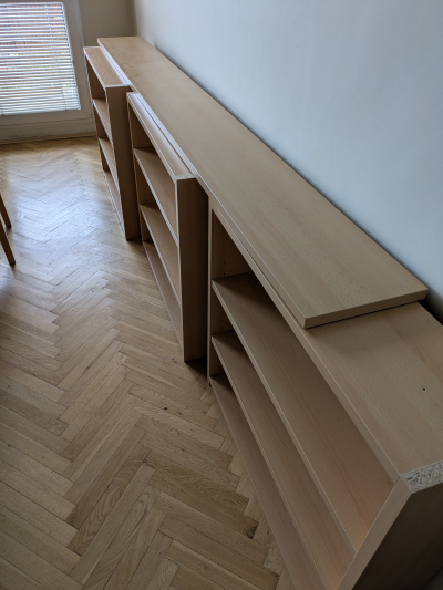Trojice knihoven smontovatelných do 1 kusu