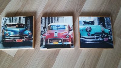 Tři dřevěné obrázky s retro auty