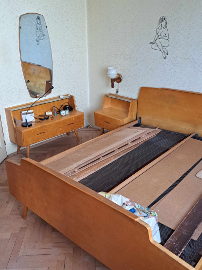 Ložnice ze 60 let, manželská postel, 2 noční stolky, 2 skří