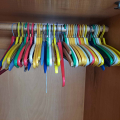 Plastová a koženková ramínka cca 100 ks