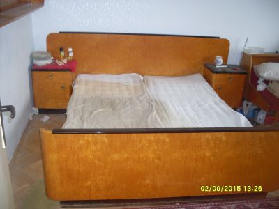 Postel a skříně. Masiv 50.léta