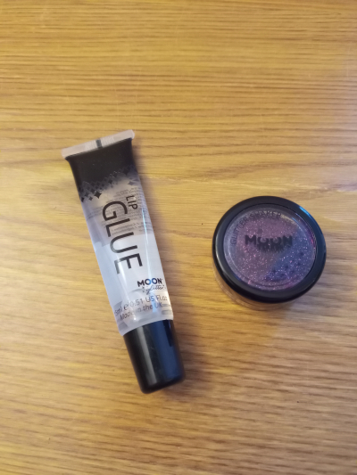 lip glue a třpytky